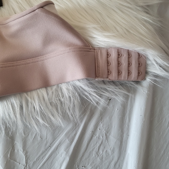 NEW Under Armour Women's Pink Sports Bra, Size Small. - Picture 7 of 7